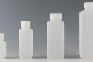 白いキャップ付きの半透明PE角型ボトル4本が、容量別に並んだ比較画像