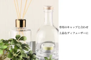 スタッキングボトルに専用キャップとリードスティックを組み合わせた上品なディフューザーのインテリア写真
